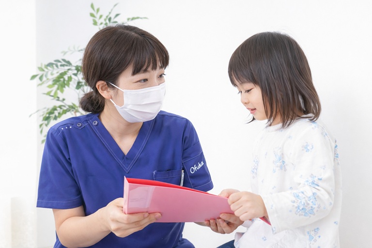 スタッフがお子さんのそばに付き添います